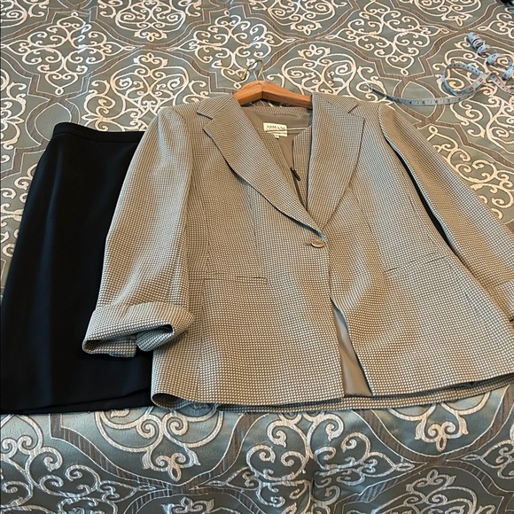 Armani Collezioni Wool/Cotton Blazer with Single Button Front. Size 8 - Picture 11 of 11